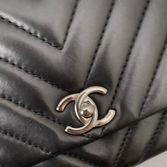 🚫SOLD🚫Authentic Chanel Chevron Medium Flap - Picture 3 of 5